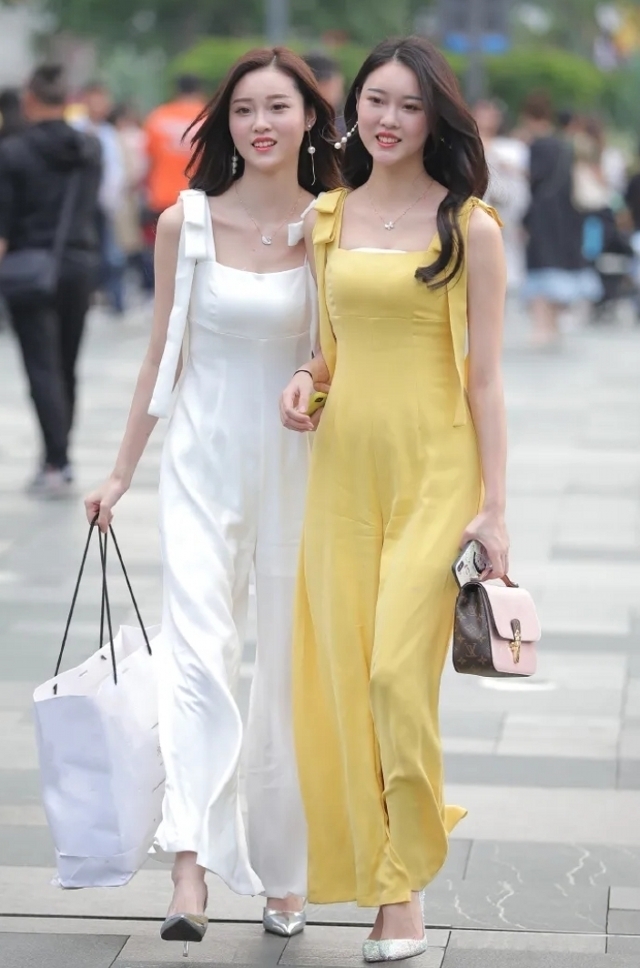 小姐姐穿着纯白色背带连衣裤,显得时尚大方