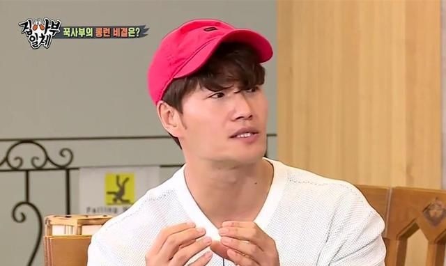 金鐘國在節(jié)目中展現(xiàn)身上的肌肉,不愧為健身狂,身上一塊一塊的