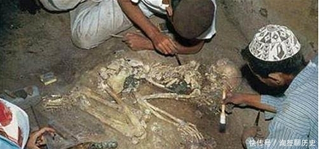 深情|情侣临死前深情拥吻,而这一吻,持续了2800年