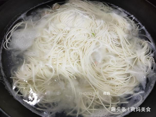 早餐，给孩子煮这碗面，汤浓蛋滑味道鲜，十分钟出锅，真香！