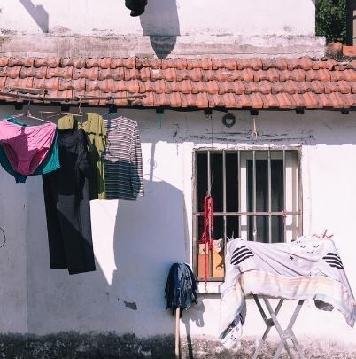 被子|去邻居家借东西,却被阳台的晾晒给迷住,这样做,美观实用还不贵