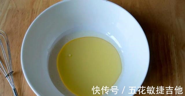 白醋|烘焙新手也能1遍成功的简易版抹茶蛋糕，步骤详细，做法超级简单！