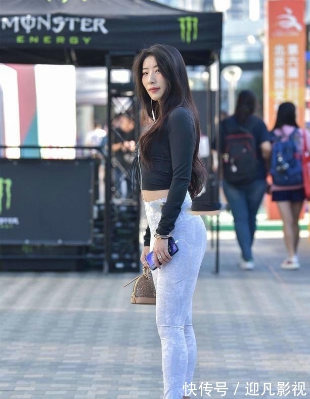 上衣 黑色上衣搭配花纹长裤，彰显自信女人魅力风采