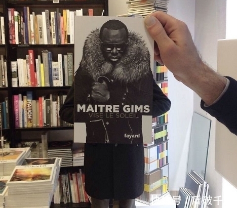 书店|图书封面错位拍照法,引发了书店的一阵潮流