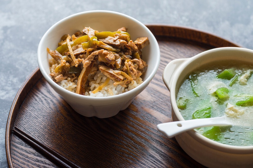 浸泡|做丝瓜汤,切记不要直接下锅,掌握这1步,汤鲜味美,颜色不变黑