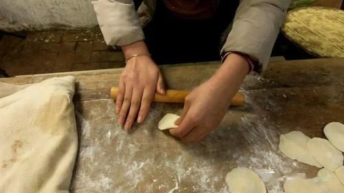 煮饺子时，水开直接下锅煮就错了，多加这一步，饺子不破皮不粘锅