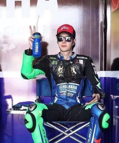 王一博炫耀家中“豪车”,除滑板赛车外,又添一烧钱爱好!