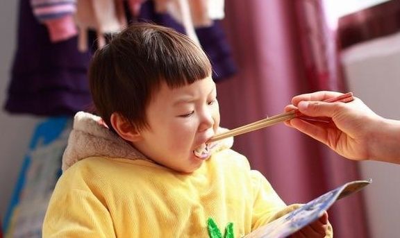 医生再次强调:别再这样喂孩子,容易积食不说,还影响大脑发育!