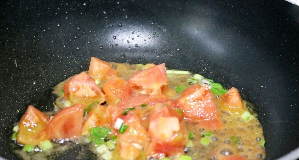 番茄酱|面条这样做，一碗不够吃！懒人也能快手做番茄肥牛浓汤面