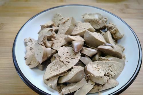 再穷也要吃这肉,比猪肉有营养,几块一斤,孩子吃补血还明目