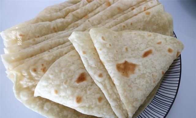 我家常做的快手早餐饼,一锅出两张,柔软筋道,卷上菜可香了