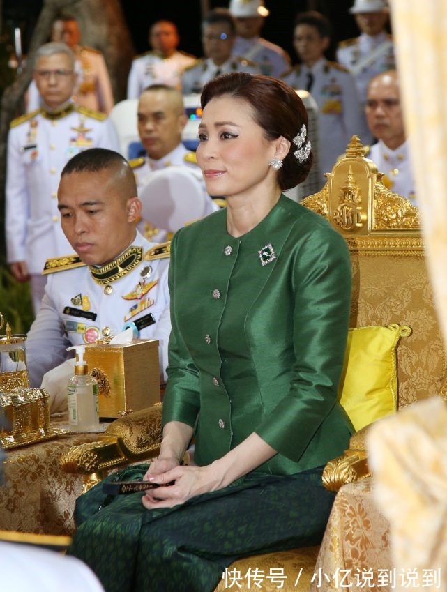 漫画|苏提达晒最新漫画好得意!蓝裙造型确实美,诗妮娜好久没有亮相了