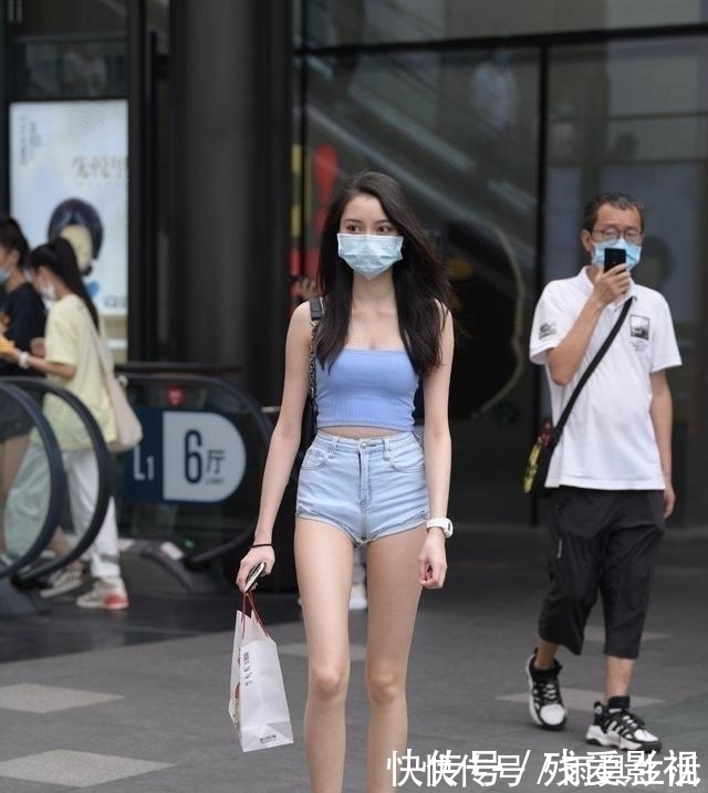 穿搭 减龄的少女穿搭,碎花连衣裙和白鞋,清新甜美的少女感十足