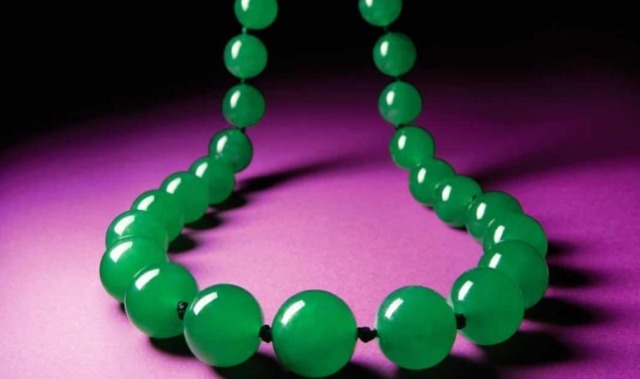 翡翠$翡翠珠链看起来华贵漂亮,但是价格太高了,适合什么样的人佩戴!