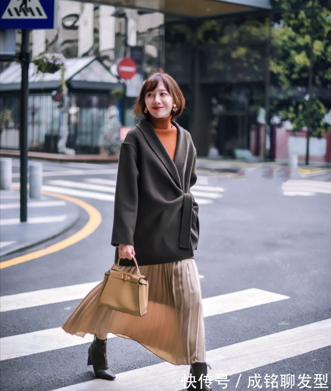 百褶裙|“大衣+百褶裙”太美了!减龄优雅提气质,适合四五十岁的女人穿