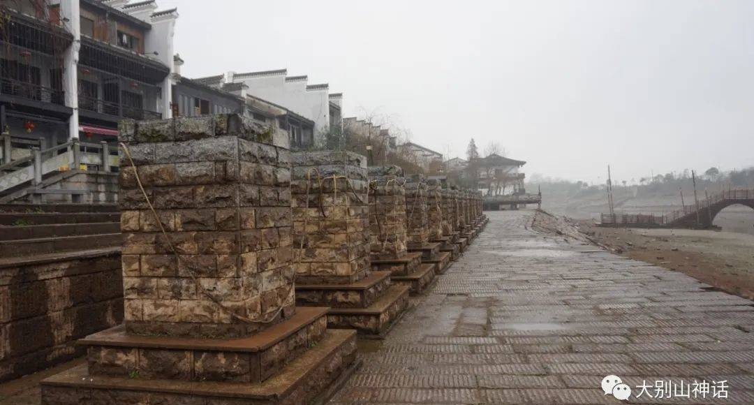 佘汉武旧作二首:竹枝词:国庆节与诗友游靖港古镇