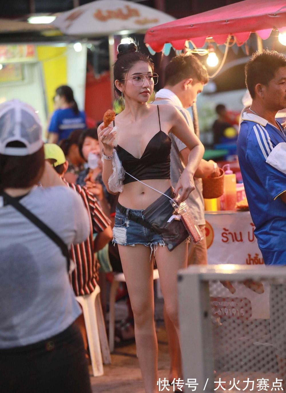 穿搭|美女街拍 夜市小美女一身清凉穿搭, 惊艳众人!