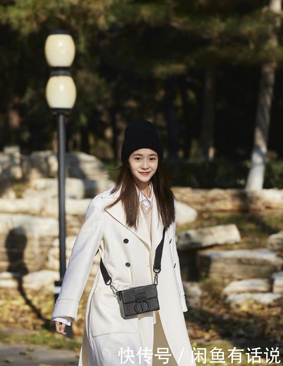 气质|刘浩存气质挺高级,一身黑白配简约不简单,一万六的腰带增色不少