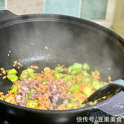 米饭|#奈特兰芝士粉挑战赛#广东美食腊肠蛋炒饭