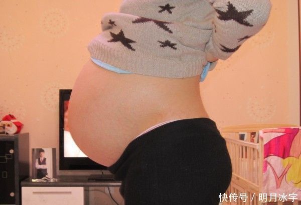 拉伸|两闺蜜同时怀孕,掀开衣服看到肚子时,对比太扎心了