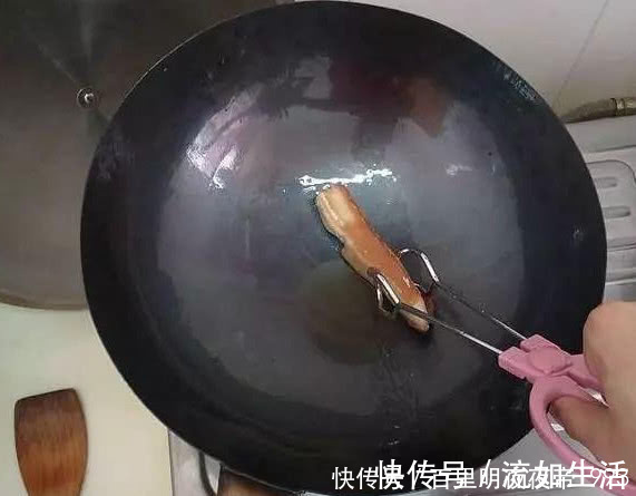 家中铁锅生锈用这个“小玩意”开锅，旧变新，不再生锈，不粘锅