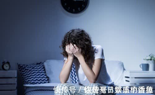 枕头|半夜三更经常自然醒?原因无非5种,枕头塞2物,告别失眠