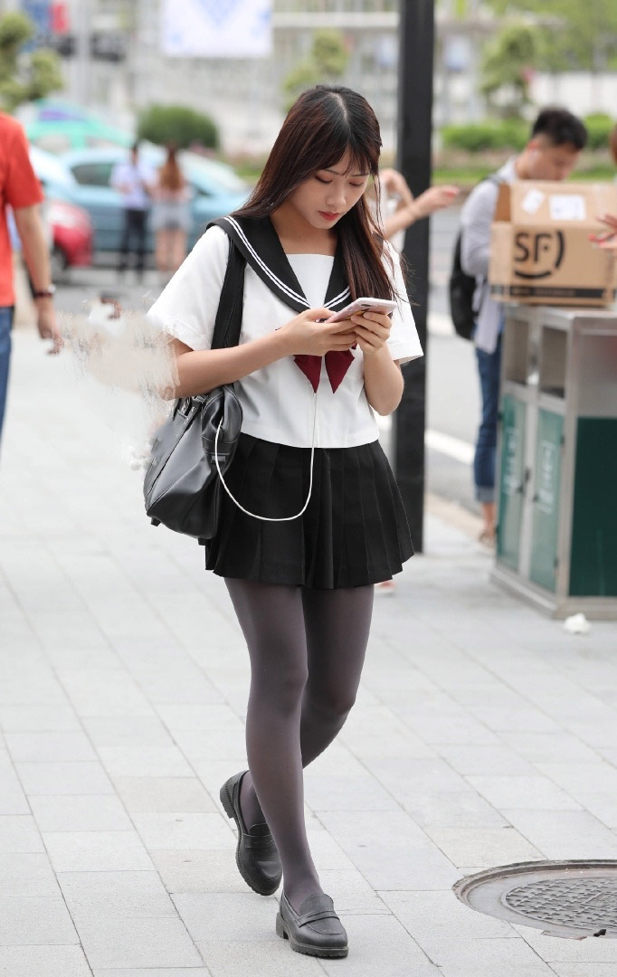 脚脖子|别人袜子穿到“脚脖”,她直接当打底裤,是去上班还是上学