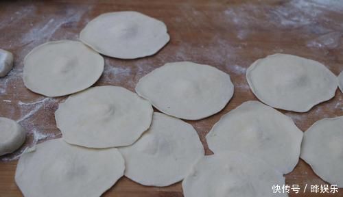 针叶松|茄子最过瘾的吃法,不油炸不用炒,加2斤面粉,一顿3个茄子不够吃