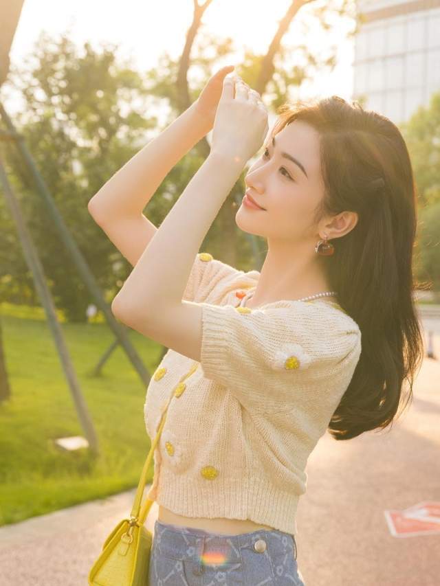 女孩子|秋季,针织衫配半身裙高级洋气,让你可咸可甜,秒变初恋女友模样