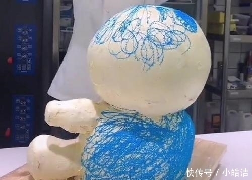 看着|小伙用蛋糕做蓝胖子,过程看着就不想吃,成品后却不舍得吃