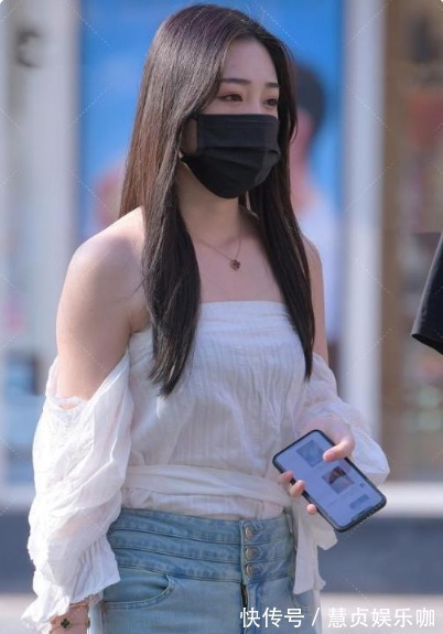 修身牛仔裤 白色抹胸装,搭配简单时尚的修身牛仔裤,令人心旷神怡