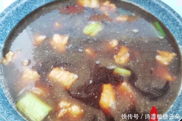 红烧肉|家里烹饪红烧肉时,记得放些干菜一起炖,肉香菜也香