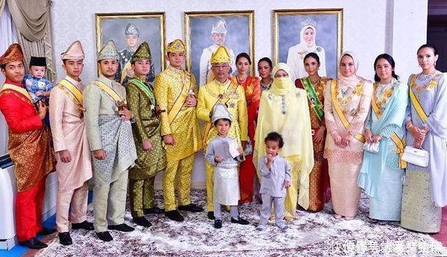 伊曼公主|马来西亚公主婚礼太奢华,戴蓝宝石还不够,绿宝石直接镶在衣服上