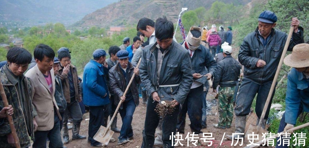 坟头&农民朋友又有事做？“土葬”即将取消，村中的新坟旧坟都要迁走