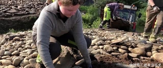 骨灰|考古学家翻开几百公斤的大石板,发现下面有个被压碎的青铜骨灰罐