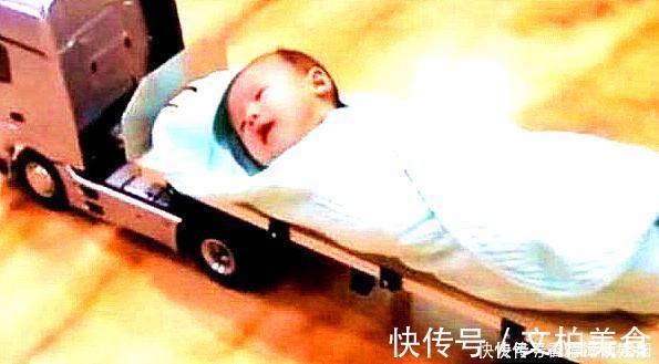 画面|爸爸在家带娃,妈妈不放心就突击检查,打开门看到这画面笑出了声