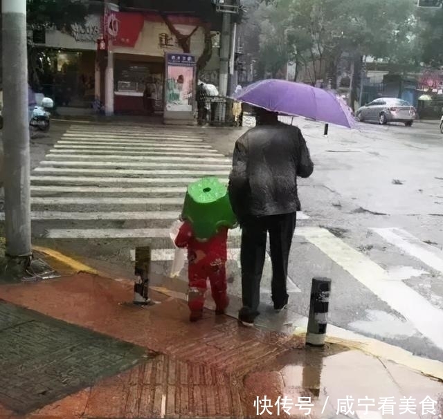 镜头|妈妈冒大雨接孩子放学，镜头转向孩子的时候，众人纷纷称赞