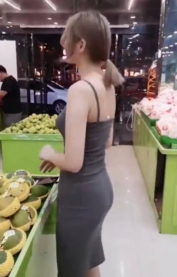 超市里穿搭小吊带裙的小姐姐,干净形象让她人群中脱颖而出