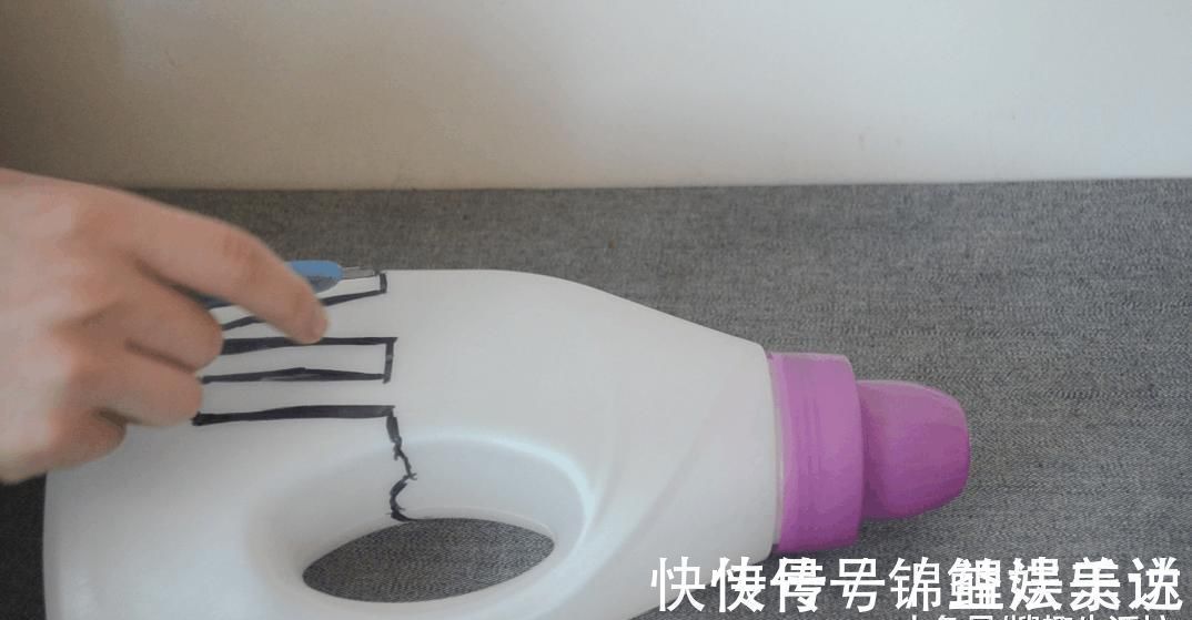 家家户户|洗衣液瓶子别扔了, 简单剪几刀, 放在厨房这样用, 人人见了都夸好