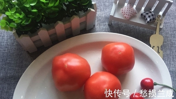 食用|吃西红柿需要剥皮吗?西红柿生吃还是熟吃好?你需了解