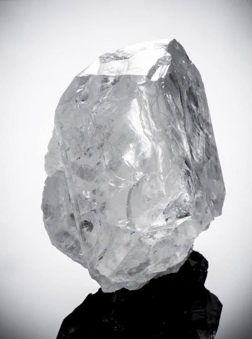 原石!向标志性五号香水致敬 香奈儿切割出重达55.55克拉钻石项链