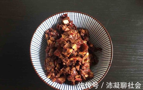 家里有面粉和大枣,就能做枣糕,比蛋糕简单香甜,新手一做就成功