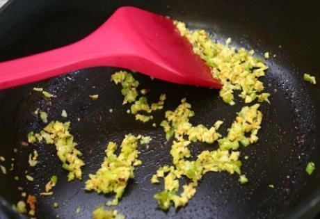 葱油|葱油蛏子焯水多久合适?分享1个小技巧,蛏子鲜嫩不老,特鲜美