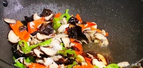香菇|炒香菇时不要直接焯水!多加这1步,炒好的香菇又嫩又滑,口感好