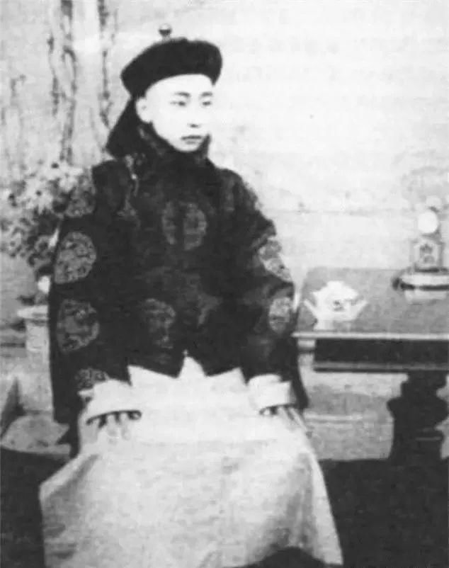 富态|清末老照片：图2女子衣不蔽体，格格们却富态颜值高