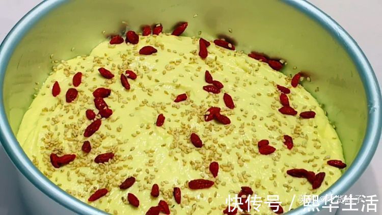 家里有红薯和面粉，就能做发糕，比蛋糕简单好吃，新手一次就成功