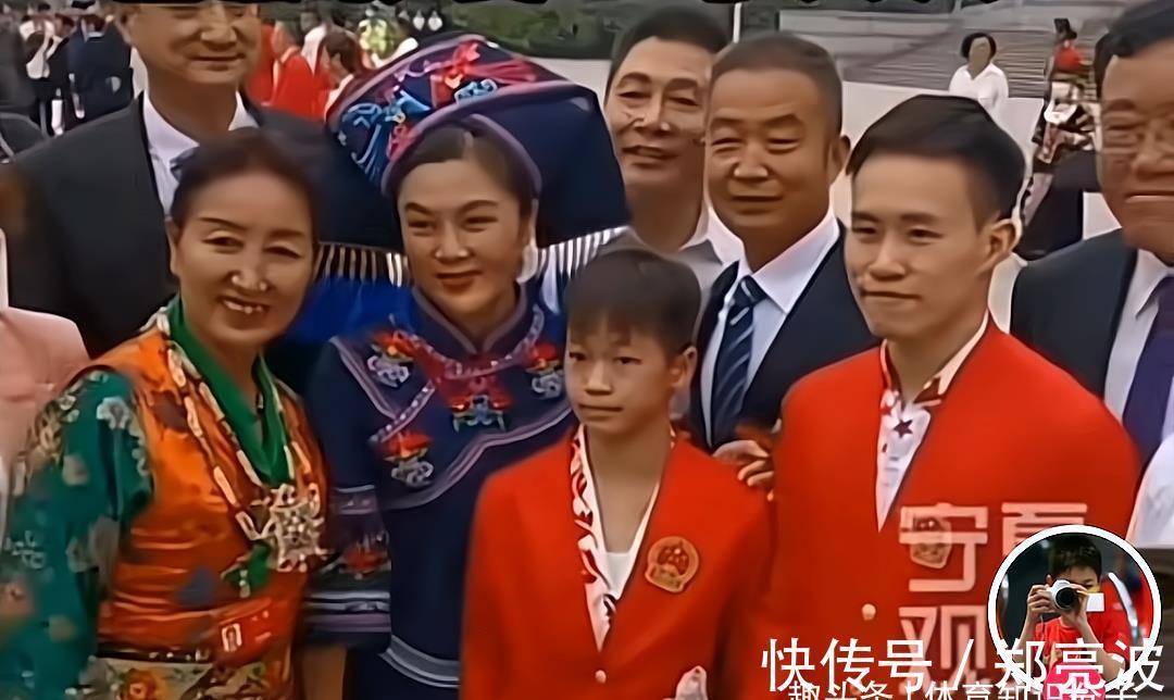 获得者|大叔大妈把全红婵围起来!红姐的表情挺无辜,师兄在一旁笑得尴尬