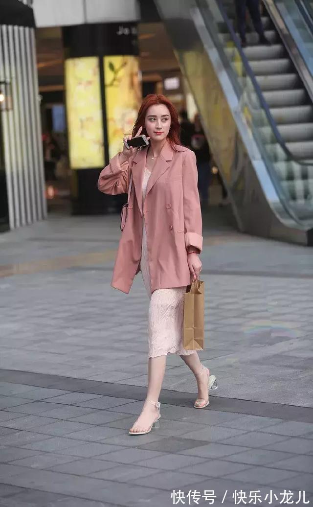 休闲裤 竖条纹元素的休闲裤,搭配一双红色的高跟鞋,显瘦又凉爽