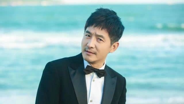 班主任 寒门贵子郭晓冬的成名史,以及他悲情的婚恋观