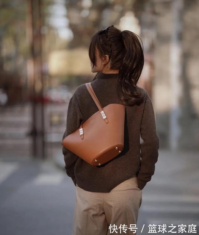 头发 别再披头散发了!这3个发型小技巧显嫩又高级!